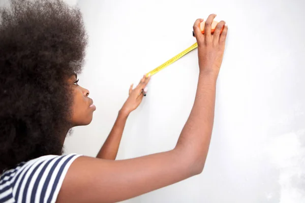 Retrato Atraente Jovem Mulher Negra Fazendo Melhoria Casa — Fotografia de Stock