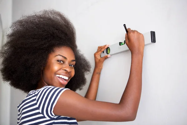 Gros Plan Portrait Souriante Jeune Femme Noire Faisant Bricolage Maison — Photo
