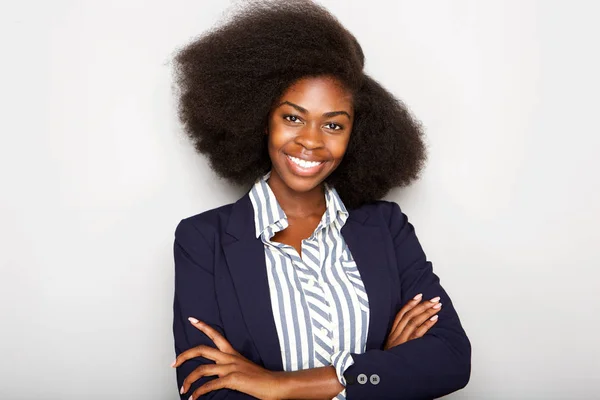 Portret Van Jonge Zwarte Zakenvrouw Tegen Grijze Achtergrond Glimlachend Close — Stockfoto