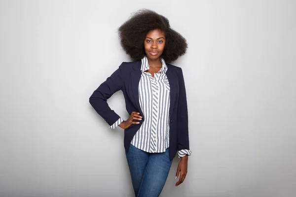 Portret Van Aantrekkelijke Jonge Zwarte Vrouw Met Blazer Tegen Grijze — Stockfoto