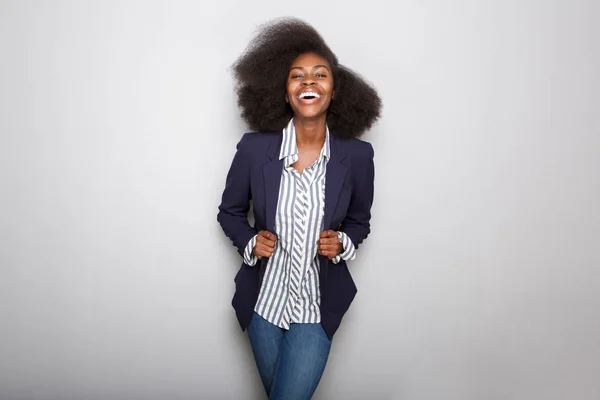 Portret Van Gelukkige Jonge Zwarte Vrouw Met Blazer Tegen Grijze — Stockfoto
