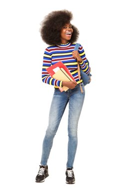 Tam vücut kitap ve çanta ile izole beyaz arka plan karşı mutlu Afro-Amerikan kız öğrencinin portresi 