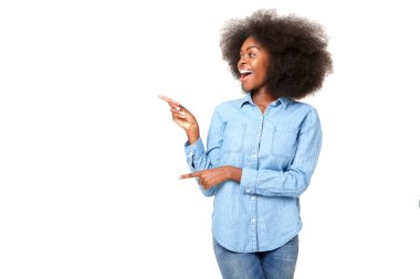 Kopya alanı, afro işaret parmaklarıyla mutlu siyah kız portresi