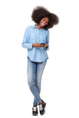 Cep telefonu kısa mesaj gülümseyen genç siyah kadın portresi tam uzunlukta 