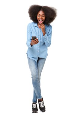 Hareket eden telefon arayan sürpriz genç kadın portresi tam vücut