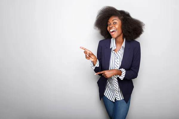 Retrato Joven Mujer Afroamericana Feliz Señalando Los Dedos Contra Fondo — Foto de Stock