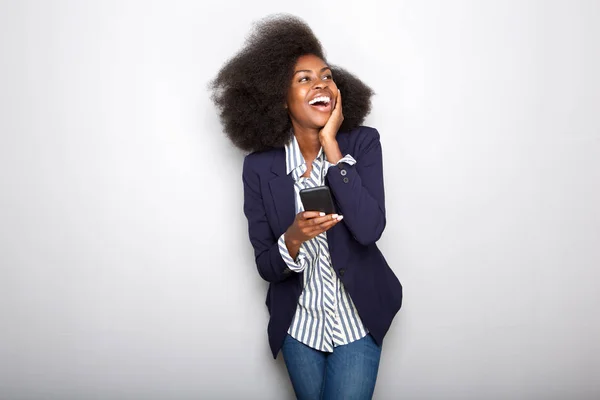 Retrato Una Joven Mujer Negra Riendo Con Celular — Foto de Stock