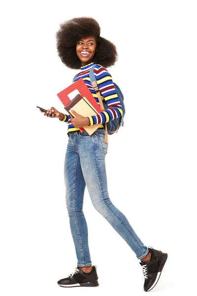 Полный Портрет Счастливой Молодой Черной Женщины Идущей Телефоном Книжной Сумкой — стоковое фото