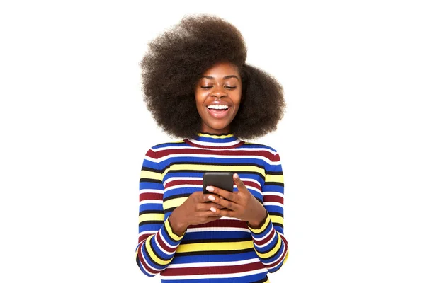 Porträtt Leende Unga Afroamerikanska Kvinna Tittar Mobiltelefon Sms Mot Isolerade — Stockfoto