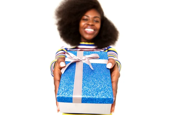 Portret Szczęśliwy Młody Czarny Kobiety Przytrzymanie Pudełko Białym Tle Biały — Zdjęcie stockowe