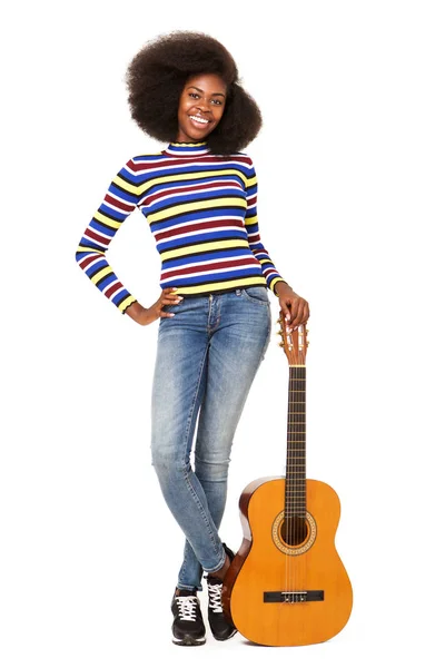 Полный Портрет Счастливой Молодой Чернокожей Женщины Стоящей Акустической Гитарой Изолированном — стоковое фото