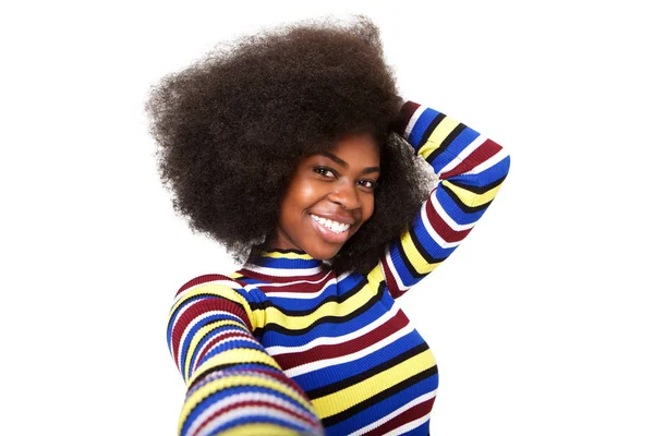 Portret Uśmiechnięta Młoda Kobieta Czarny Biorąc Selfie Białym Tle Białym — Zdjęcie stockowe