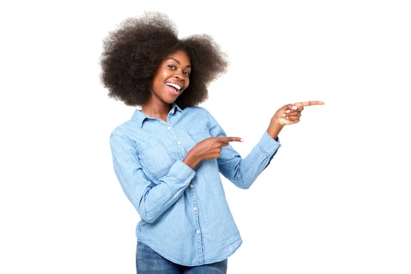 Retrato Feliz Jovem Mulher Negra Com Afro Apontando Dedos Espaço — Fotografia de Stock