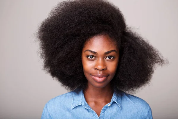 Закрыть Передний Горизонтальный Портрет Красивой Молодой Черной Женщины Афроволосами Смотрящей — стоковое фото