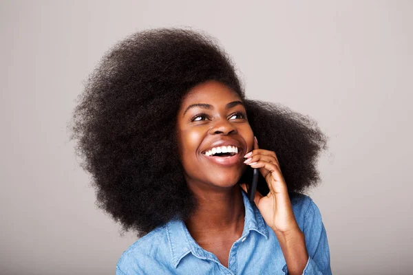 Primer Plano Retrato Joven Mujer Afroamericana Feliz Riendo Hablando Teléfono — Foto de Stock