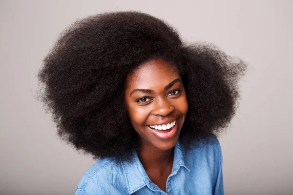 Close Van Portret Van Gelukkige Jonge African American Vrouw Lachend — Stockfoto