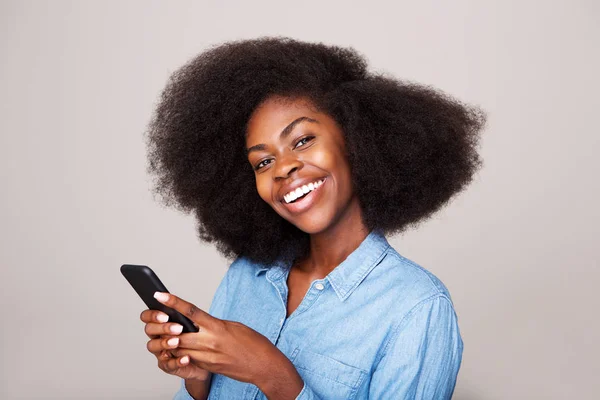 Närbild Porträtt Glada Unga Afroamerikanska Kvinnan Leende Med Mobiltelefon Mot — Stockfoto