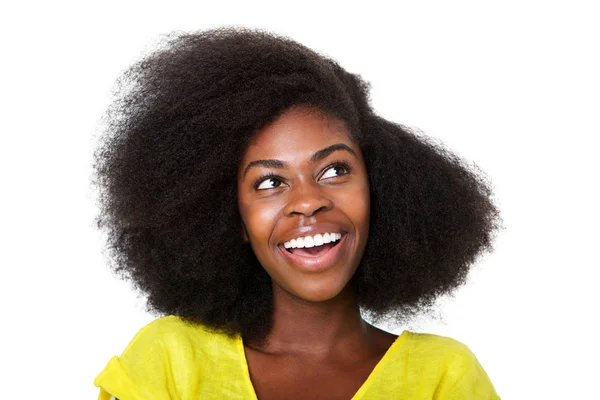 Крупный План Портрета Улыбающейся Молодой Черной Женщины Думающей Смотрящей Белый — стоковое фото