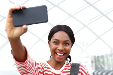 Selfie alarak ve gülerek mutlu genç Afro-Amerikan kadın portresi kapatın