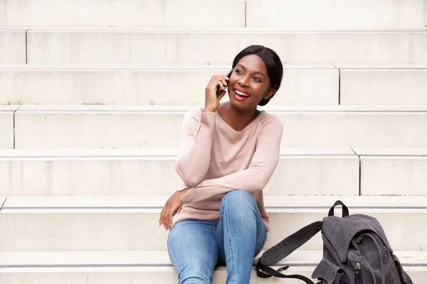 Retrato Jovem Negra Sentada Degraus Lado Fora Conversando Com Celular — Fotografia de Stock