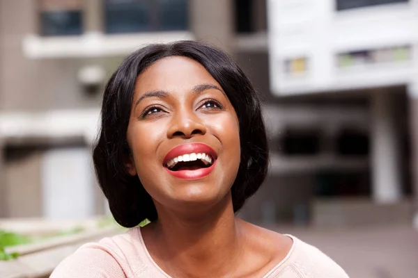 Primer Plano Retrato Joven Mujer Afroamericana Feliz Afuera Mirando Hacia —  Fotos de Stock