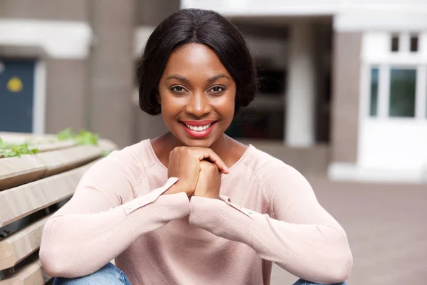 Retrato Cerca Una Joven Afroamericana Sonriente Afuera —  Fotos de Stock