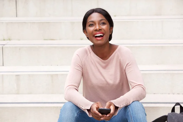 Portret Van Jonge Vrouw Zittend Stappen Lachen Met Mobiele Telefoon — Stockfoto
