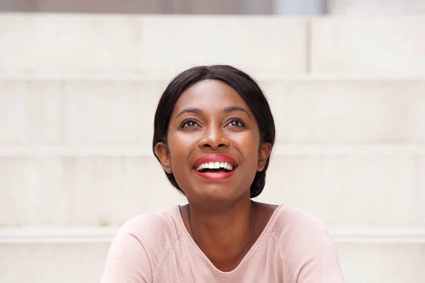 Primer Plano Retrato Hermosa Joven Negra Riendo Mirando Hacia Arriba —  Fotos de Stock