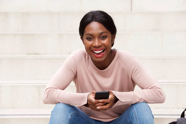 Портрет Молодої Чорної Жінки Сидить Сходах Зовні Смартфоном — стокове фото