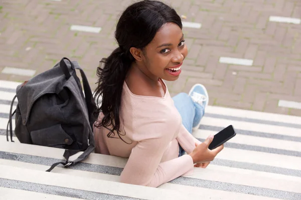 Retrato Por Detrás Joven Mujer Negra Sonriendo Con Teléfono Móvil — Foto de Stock