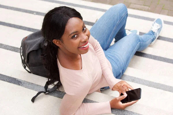 Retrato Desde Arriba Una Joven Afroamericana Sonriendo Con Teléfono Móvil —  Fotos de Stock