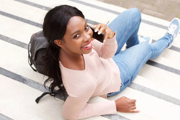 Retrato Por Detrás Una Joven Afroamericana Sonriente Sonriendo Con Teléfono —  Fotos de Stock