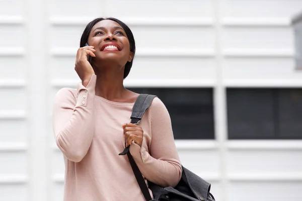 Retrato Una Joven Afroamericana Sonriente Caminando Hablando Con Celular —  Fotos de Stock