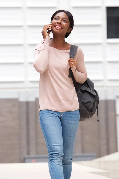 Retrato Jovem Mulher Negra Feliz Andando Conversando Com Telefone Celular — Fotografia de Stock