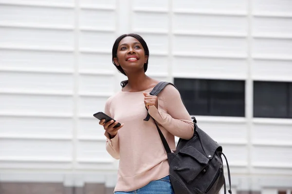 Portret Van Aantrekkelijke Jonge Zwarte Vrouw Met Tas Mobiele Telefoon — Stockfoto