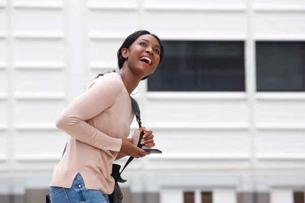 Retrato Lateral Joven Mujer Negra Feliz Con Bolsa Teléfono Móvil —  Fotos de Stock