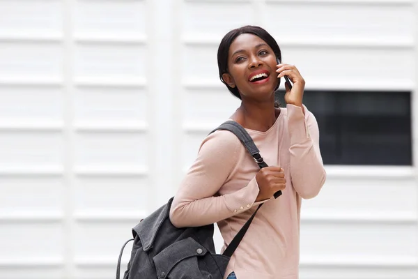 Retrato Joven Mujer Negra Feliz Caminando Con Bolso Hablando Por —  Fotos de Stock