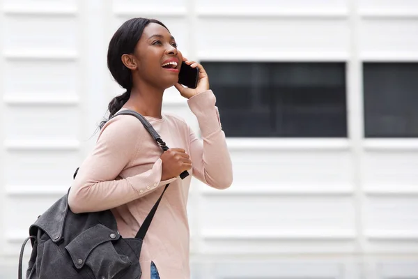 Retrato Lateral Joven Mujer Afroamericana Feliz Con Bolsa Teléfono Móvil —  Fotos de Stock