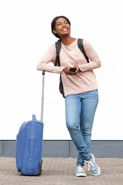 Retrato Larga Duración Una Joven Afroamericana Sonriente Pie Con Una — Foto de Stock