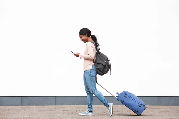 Retrato Perfil Completo Una Joven Viajera Afroamericana Caminando Con Teléfono — Foto de Stock