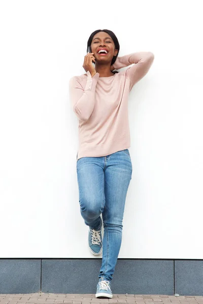 Retrato Comprimento Total Feliz Jovem Mulher Negra Contra Parede Branca — Fotografia de Stock