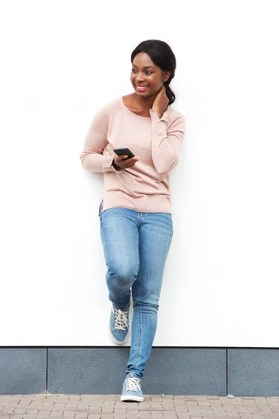 Retrato Larga Duración Joven Mujer Afroamericana Feliz Pie Contra Pared —  Fotos de Stock