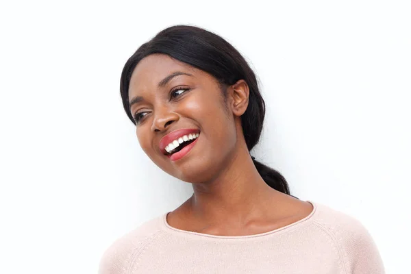 Крупный План Портрет Счастливой Молодой Черной Женщины Смеется Смотрит Сторону — стоковое фото