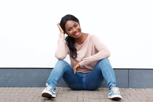 魅力的な若い黒人女性の床に座って 笑顔の肖像画 — ストック写真