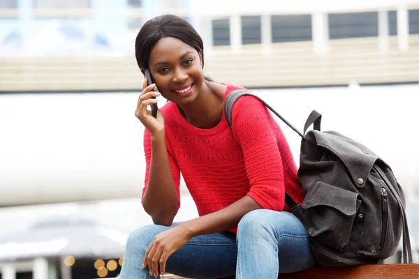 Retrato Jovem Afro Americana Falando Celular Enquanto Senta Cidade Com — Fotografia de Stock