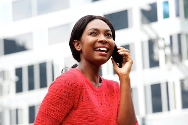 Close Portrait Happy Young Black Woman Talking Cellphone City — Stock Photo, Image