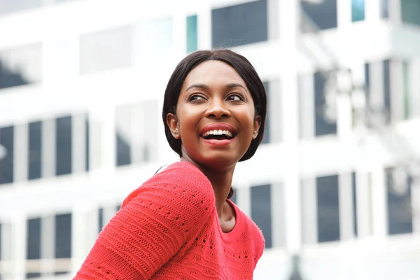 Retrato Cerca Joven Afroamericana Feliz Riéndose Ciudad — Foto de Stock