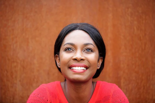 Cerca Retrato Joven Mujer Afroamericana Feliz Sonriendo Mirando Hacia Arriba —  Fotos de Stock