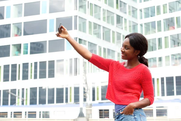 Retrato Lateral Jovem Mulher Negra Feliz Tirando Foto Selfie Cidade — Fotografia de Stock