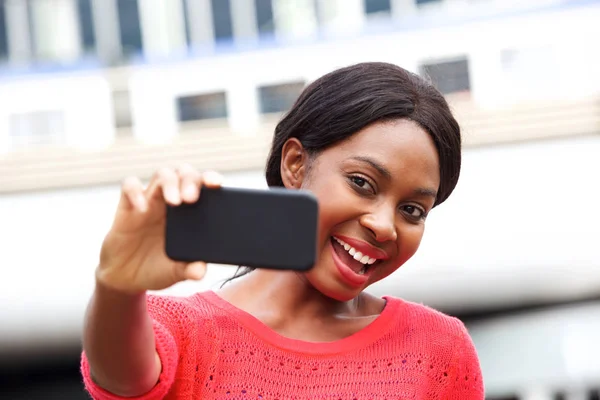 Retrato Una Atractiva Joven Afroamericana Tomando Selfie Ciudad —  Fotos de Stock